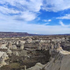 L'église sombre ("Dark Church", "Karanlık Kilise") est l'église rupestre la plus célèbre de Cappadoce.  Elle se trouve à l'intérieur du musée en plein air de Göreme et témoigne de la présence chrétienne au milieu du XIe siècle. Après de nombreuses allées et venues - et bien des péripéties - les peintures ont été restaurées dans les annees 1980. #turkey #cappadocia #göreme